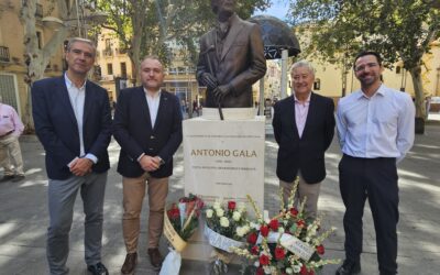 El Ayuntamiento de Alhaurín el Grande participa en la ofrenda floral en honor a Antonio Gala en Córdoba