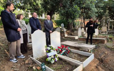 Con una ofrenda floral en el Cementerio Inglés el Ayuntamiento recuerda a Gerald Brenan