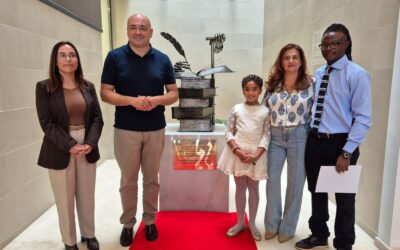 La Biblioteca Municipal de Alhaurín el Grande recibe una escultura en homenaje a Antonio Gala