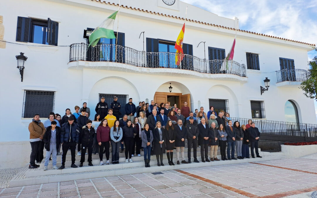 Alhaurín el Grande guarda un emotivo minuto de silencio en memoria de Rebeca y Juan Antonio