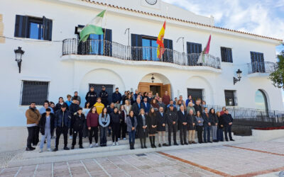 Alhaurín el Grande guarda un emotivo minuto de silencio en memoria de Rebeca y Juan Antonio