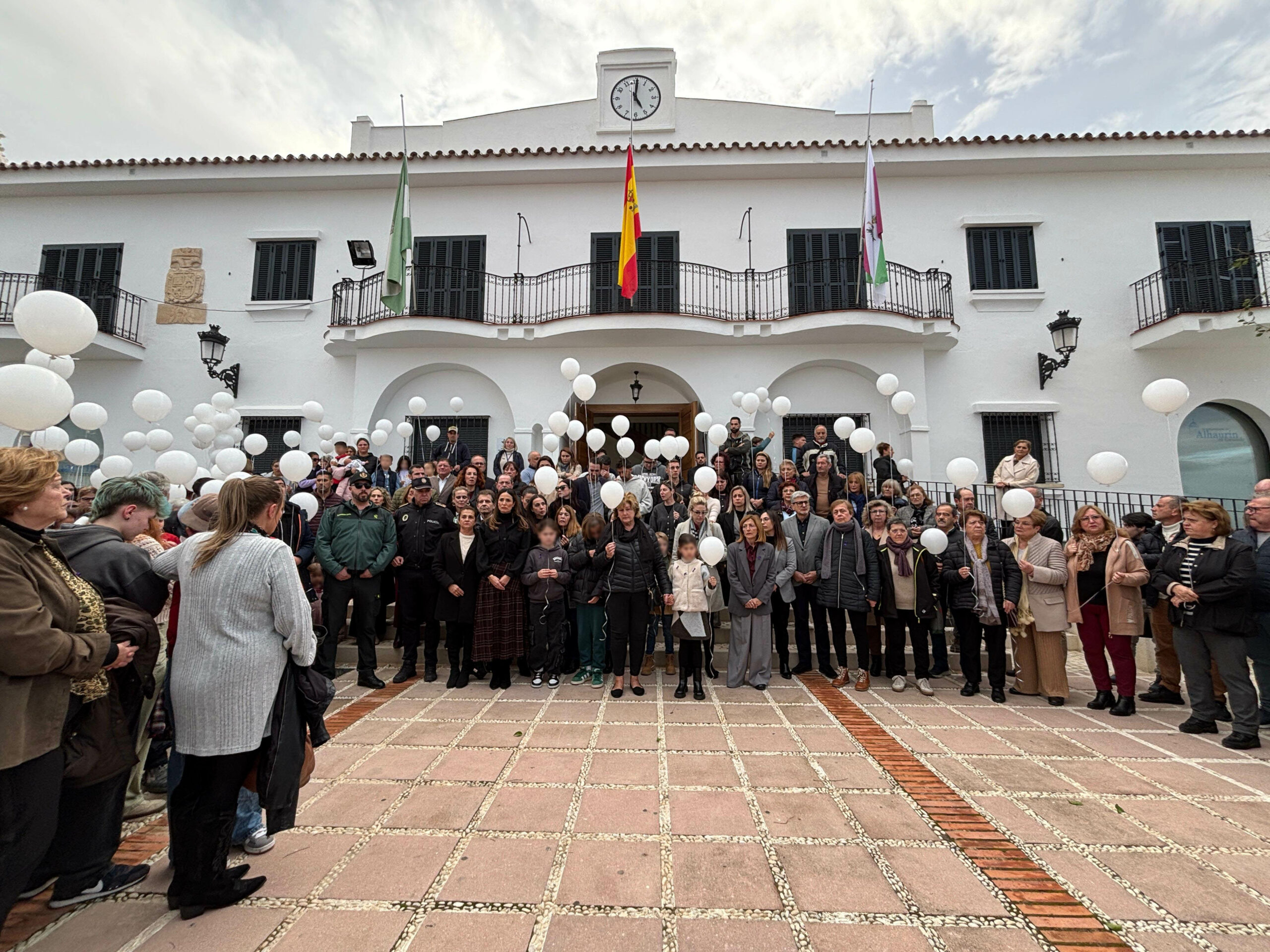 Alhaurín el Grande guarda un minuto de silencio en memoria de Victoria H., víctima de violencia de género