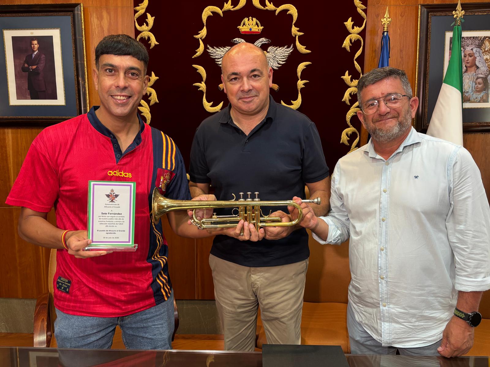Alhaur&iacute;n el Grande reconoce a Sete Fern&aacute;ndez por representar al municipio en la hist&oacute;rica conquista del Mundial