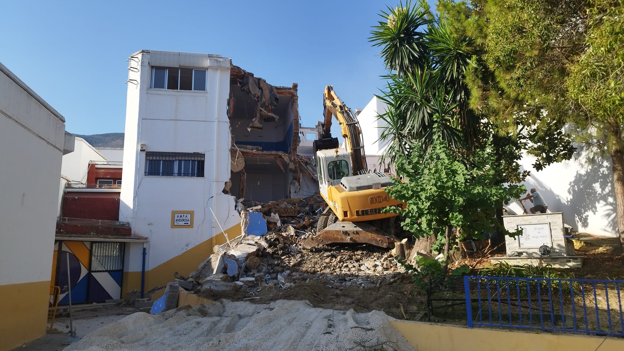Alhaurín el Grande inicia demolición de módulos en CEIP Emilia Olivares por seguridad