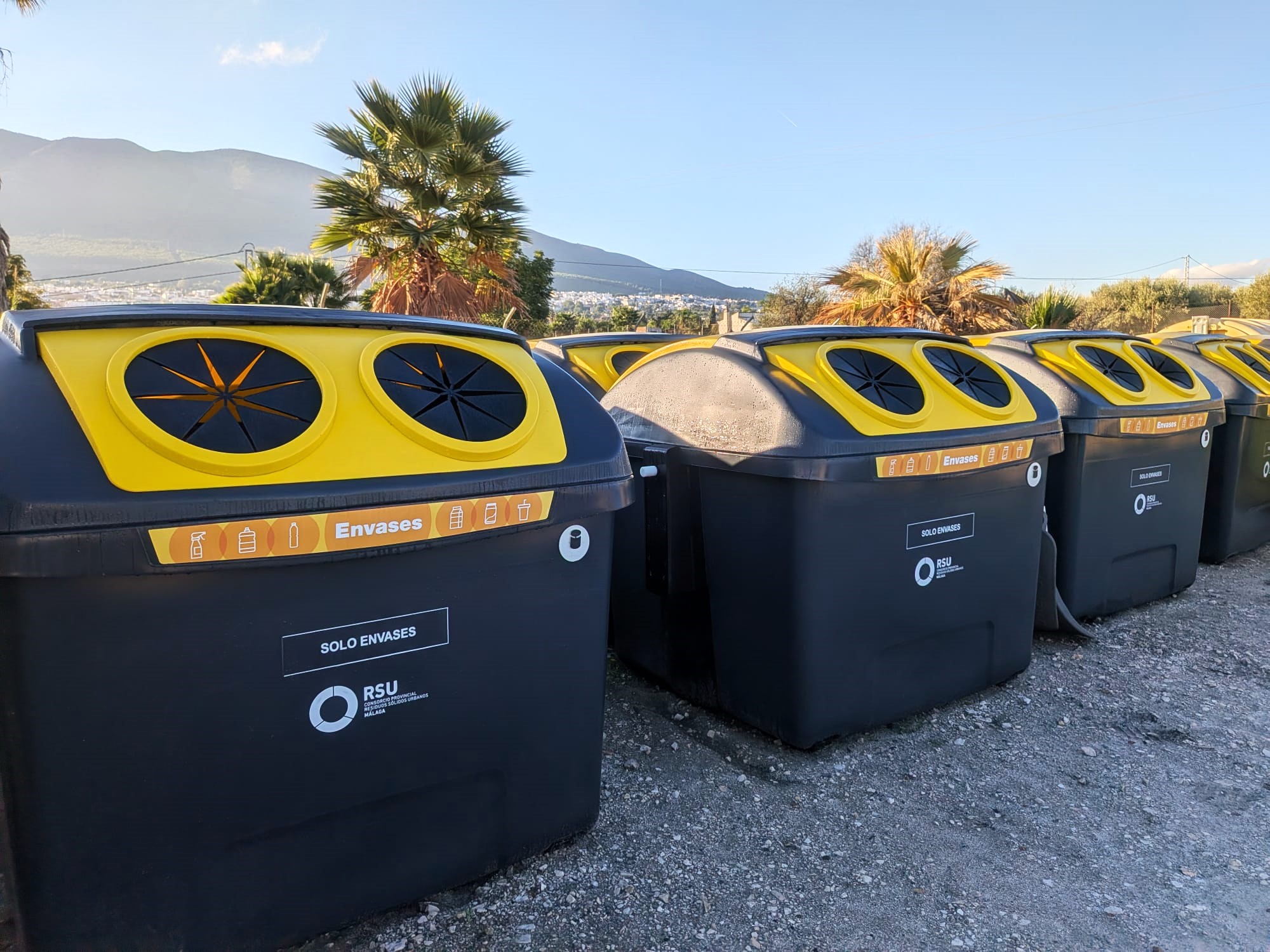 Alhaurín el Grande renueva todos sus contenedores amarillos por unos con sistema de carga lateral y de mayor capacidad