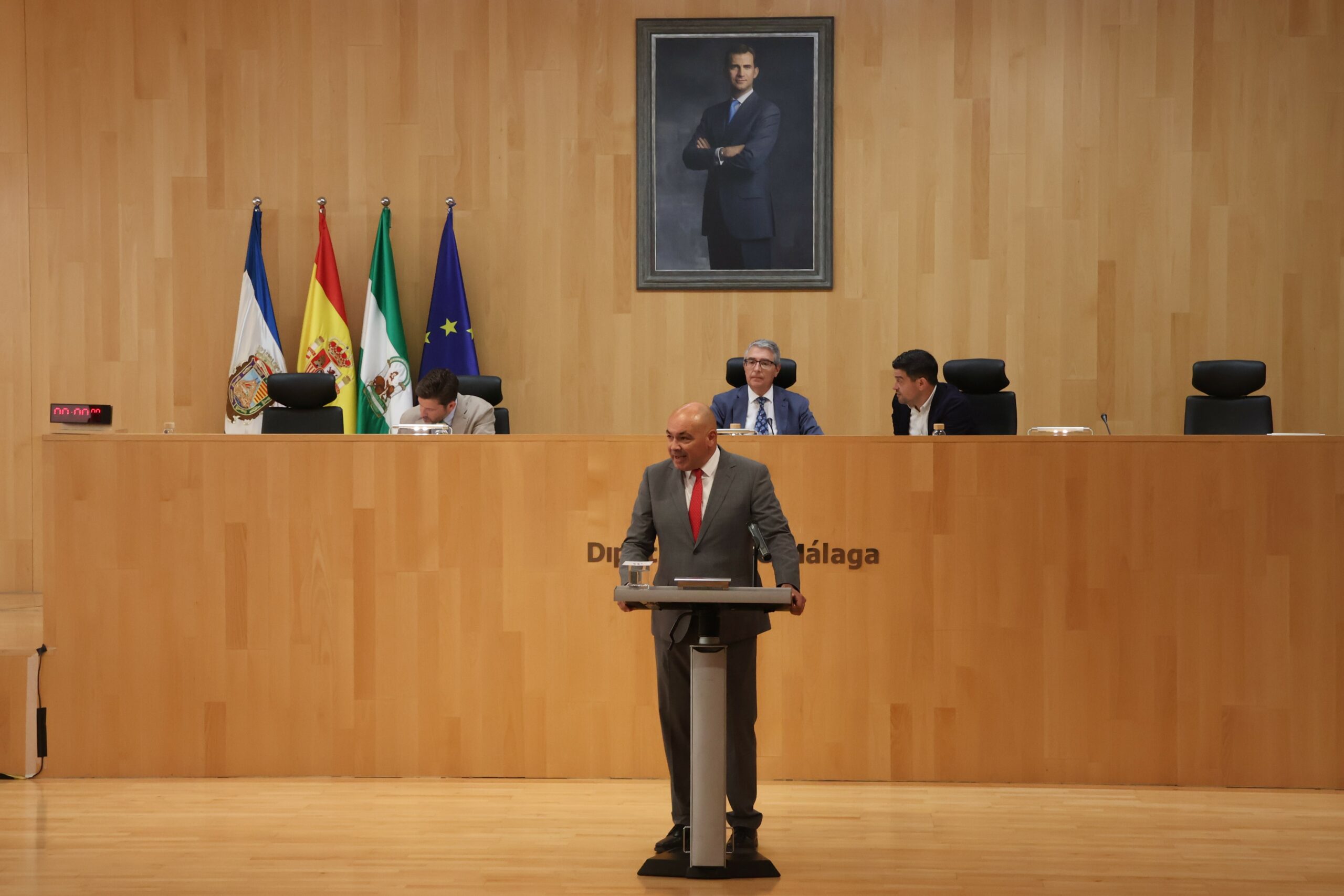 Anthony Bermúdez reclama en la Tribuna de Alcaldes de la Diputación de Málaga financiación para completar la reparación de la carretera de Villa del Guadalhorce